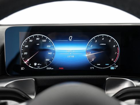 Used 2025 Mercedes-Benz GLB 250 4MATIC image 19