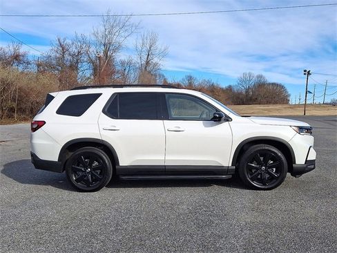 Certified 2025 Honda Pilot Black Edition image 7