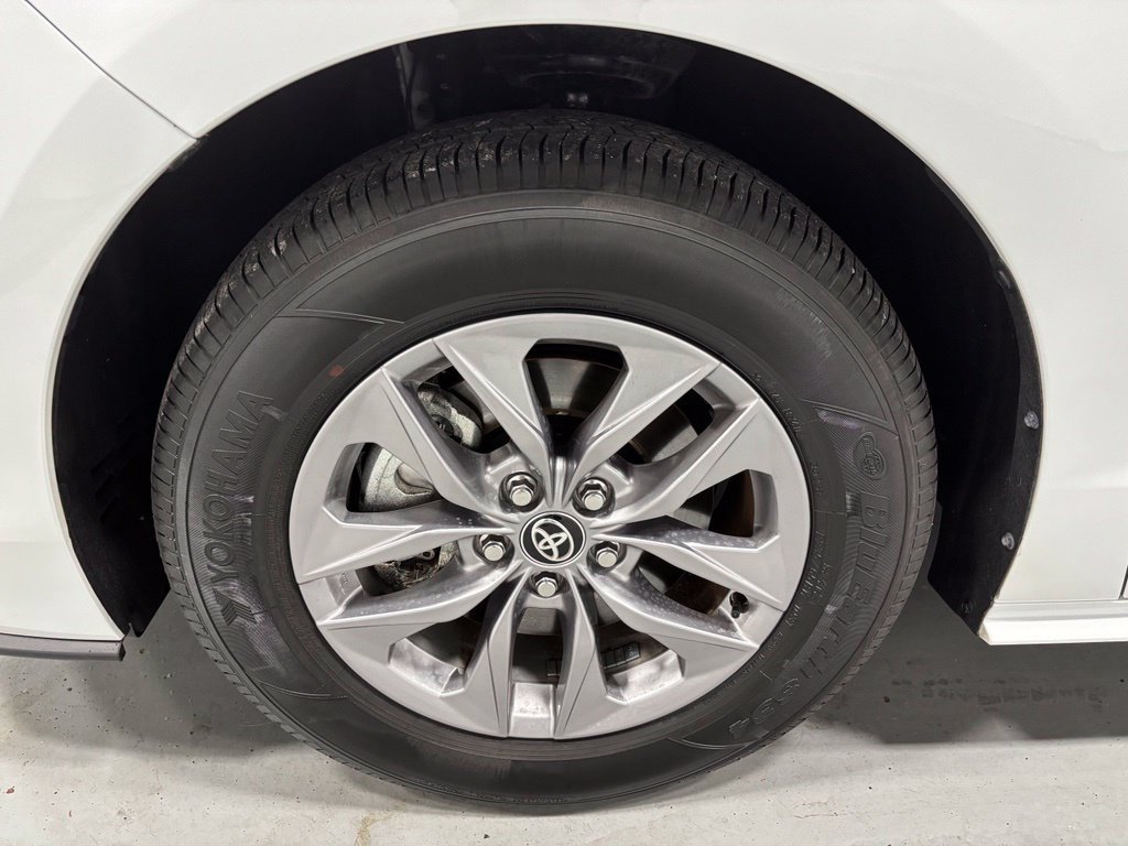 Used 2026 Toyota Sienna XLE FWD image 68