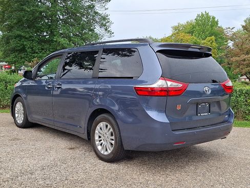 Used 2017 Toyota Sienna XLE Premium FWD image 4