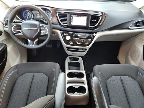 Used 2023 Chrysler Voyager LX image 29