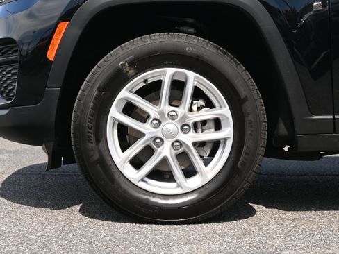 Used 2025 Jeep Grand Cherokee Laredo X w/ Luxury Tech Group I RWD image 13