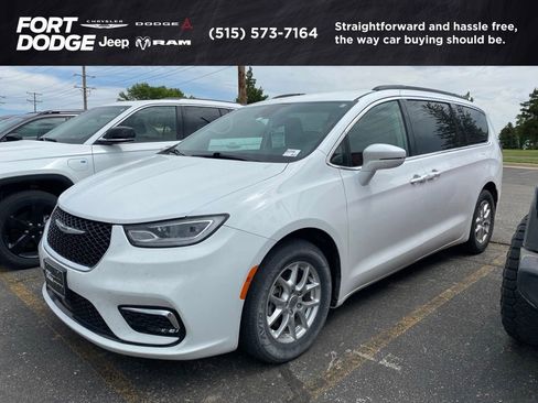Used 2022 Chrysler Pacifica Touring-L FWD image 1