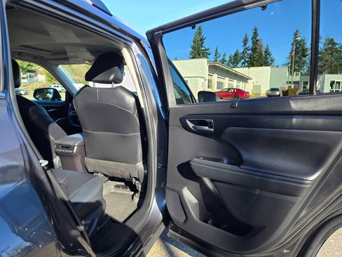 Used 2023 Toyota Highlander XLE image 14