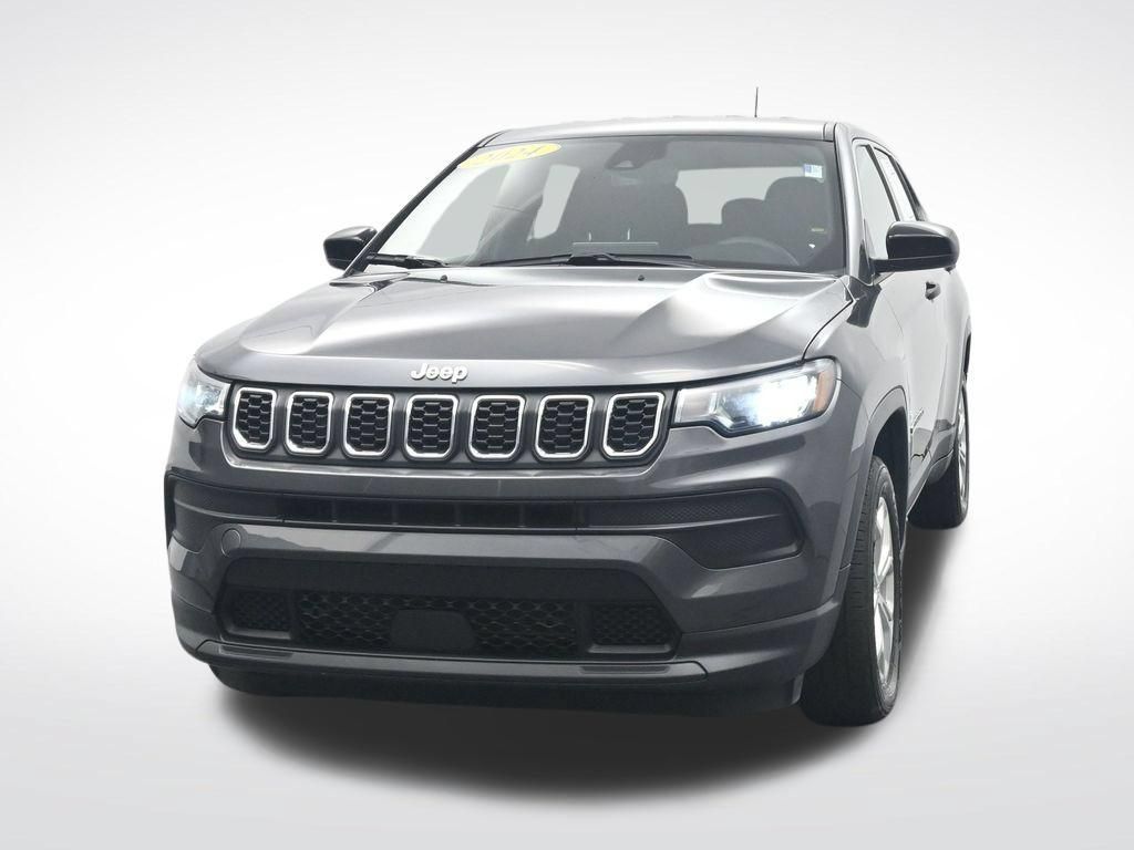 Used 2024 Jeep Compass Sport AWD/4WD image 2