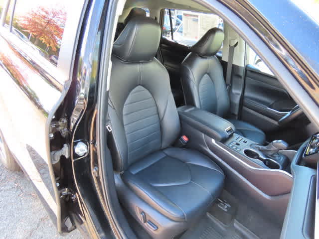 Used 2024 Toyota Highlander XLE AWD/4WD image 18
