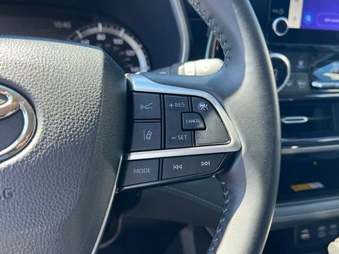 Used 2024 Toyota Highlander XLE AWD/4WD image 23