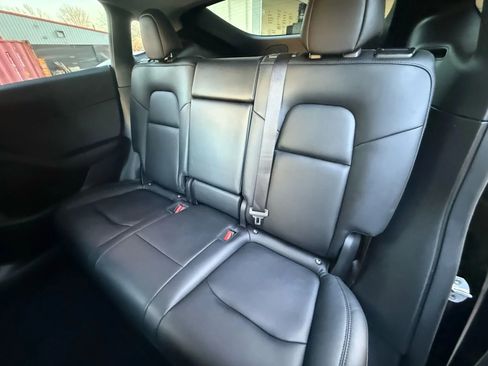 Used 2022 Tesla Model Y Long Range image 17