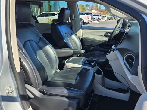 Used 2023 Chrysler Pacifica Touring-L image 18