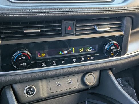 Used 2023 Nissan Rogue SV image 17