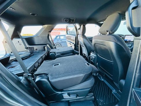 Used 2020 Ford Explorer XLT image 32