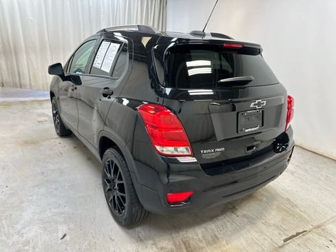 Used 2022 Chevrolet Trax LT w/ Premium Seat Package AWD/4WD image 2