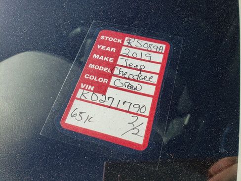 Used 2019 Jeep Cherokee Limited w/ Technology Group image 19