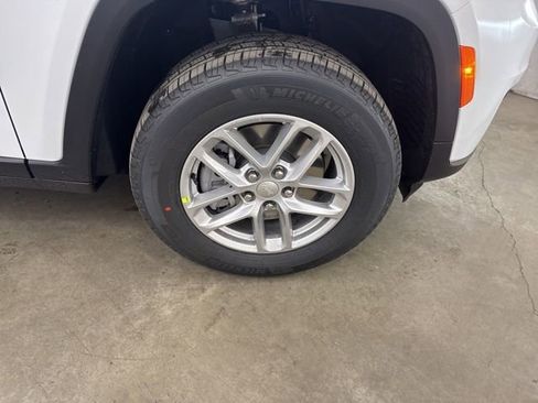 New 2025 Jeep Grand Cherokee L Laredo image 27