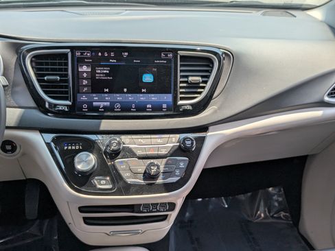 Used 2023 Chrysler Pacifica Touring-L FWD image 18