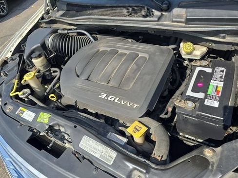 Used 2013 Chrysler Town & Country Touring FWD image 33