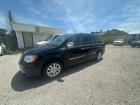 Used 2015 Chrysler Town & Country Limited Platinum FWD image 1
