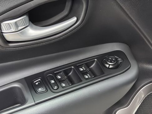 Used 2023 Jeep Renegade Latitude w/ Sun & Fun Group AWD/4WD image 22