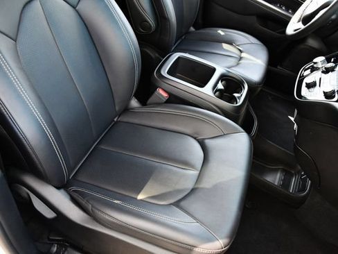 Used 2025 Chrysler Pacifica Select FWD image 31