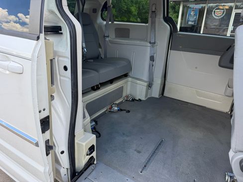 Used 2010 Dodge Grand Caravan SXT w/ Trailer Tow Group FWD image 28