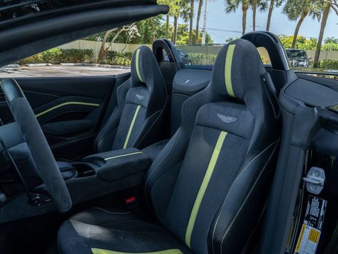 Used 2022 Aston Martin V8 Vantage Roadster RWD image 16