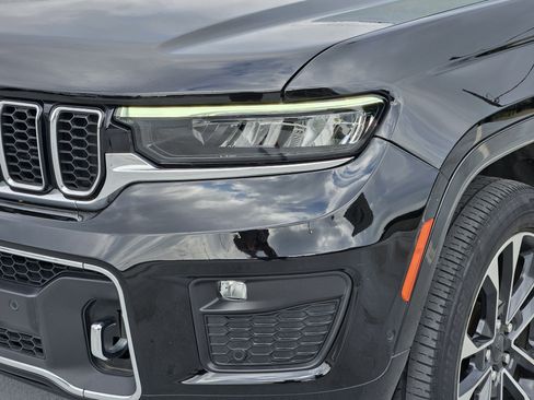 Used 2022 Jeep Grand Cherokee Overland w/ Luxury Tech Group IV RWD image 11