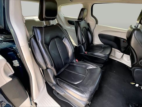 Used 2023 Chrysler Pacifica Touring-L FWD image 19