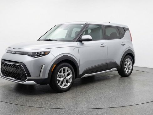 Used 2025 Kia Soul LX w/ LX Technology Package FWD image 3