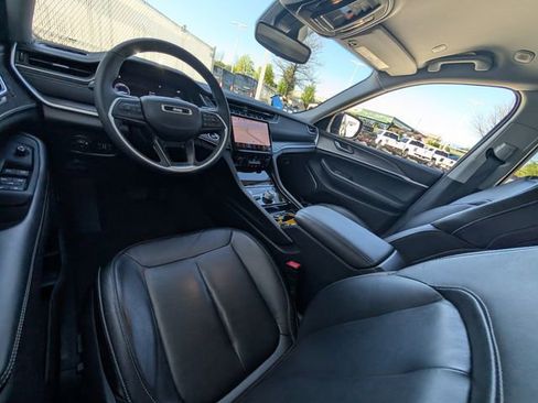 Used 2023 Jeep Grand Cherokee L Limited AWD/4WD image 6