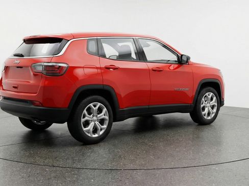 Used 2025 Jeep Compass Latitude image 9