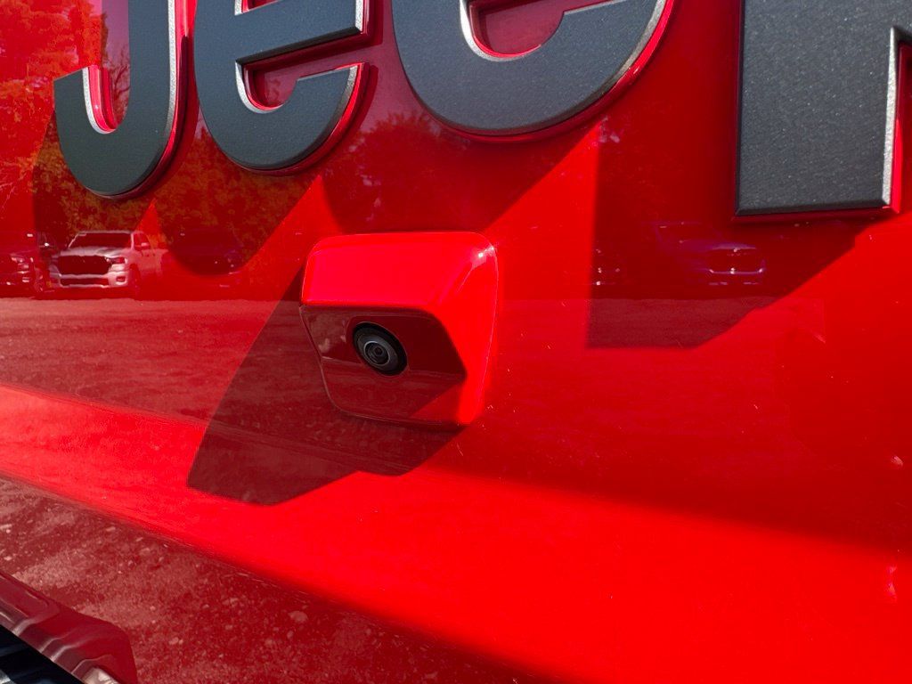 Used 2025 Jeep Gladiator Rubicon w/ Convenience Group AWD/4WD image 11