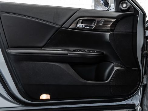 Used 2016 Honda Accord Touring image 17