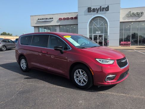 Used 2025 Chrysler Pacifica Select FWD image 1