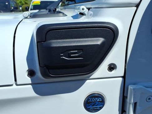 Certified 2023 Jeep Wrangler Unlimited w/ Sun & Screen Package AWD/4WD image 13