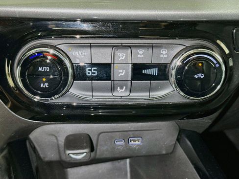 Used 2025 Chevrolet Trax LT FWD image 13