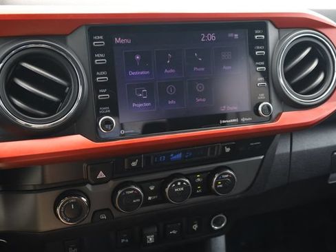 Used 2020 Toyota Tacoma TRD Off-Road w/ TRD Premium Off Road Package AWD/4WD image 17