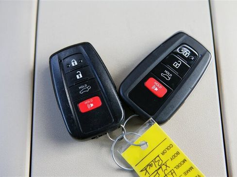 Used 2022 Toyota Highlander XLE image 27