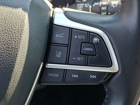 Used 2023 Toyota Highlander XLE AWD/4WD image 22