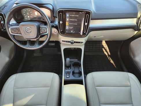 Used 2020 Volvo XC40 T5 Momentum w/ Protection Package Premier image 25