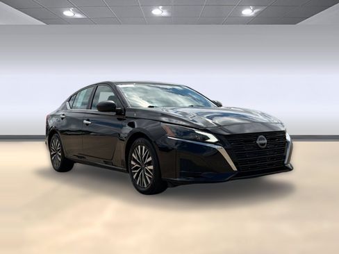 Used 2024 Nissan Altima 2.5 SV FWD image 6