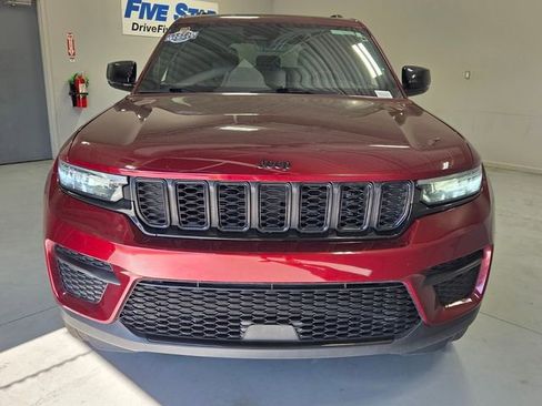 Used 2025 Jeep Grand Cherokee Altitude AWD/4WD image 2