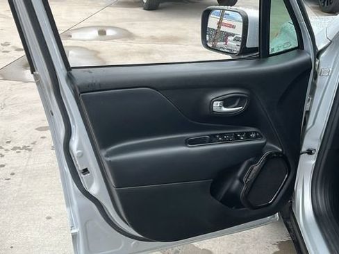 Used 2020 Jeep Renegade Altitude FWD image 5