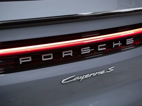 Certified 2025 Porsche Cayenne S AWD/4WD image 19