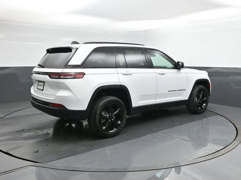 New 2025 Jeep Grand Cherokee Altitude image 11