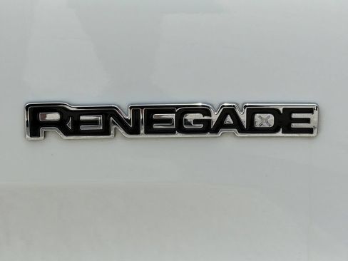 Used 2017 Jeep Renegade Latitude FWD image 9