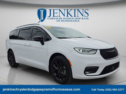 Used 2024 Chrysler Pacifica Limited w/ Uconnect Theater Family Group