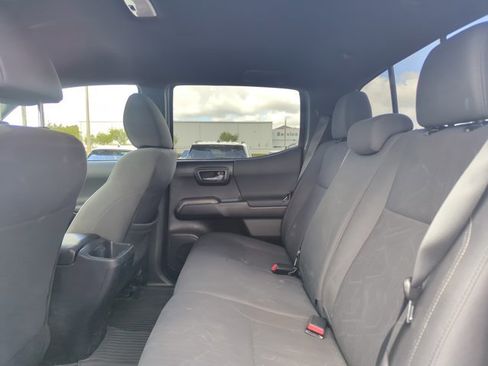 Used 2017 Toyota Tacoma TRD Sport w/ Tow Package (A/T) image 14