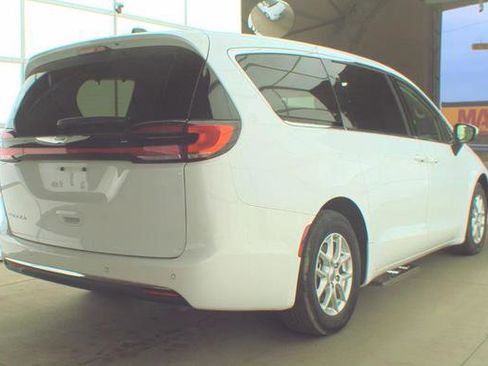 Used 2023 Chrysler Pacifica Touring-L image 2