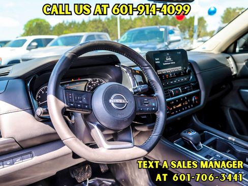 Used 2024 Nissan Pathfinder SL w/ SL Premium Package image 13