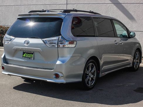 Used 2020 Toyota Sienna SE w/ Carpet Mat Package image 6